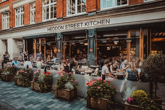 Терраса ресторана Heddon Street Kitchen с цветами