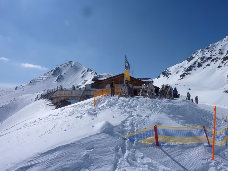 Berghut op een besneeuwde helling op een winterdag