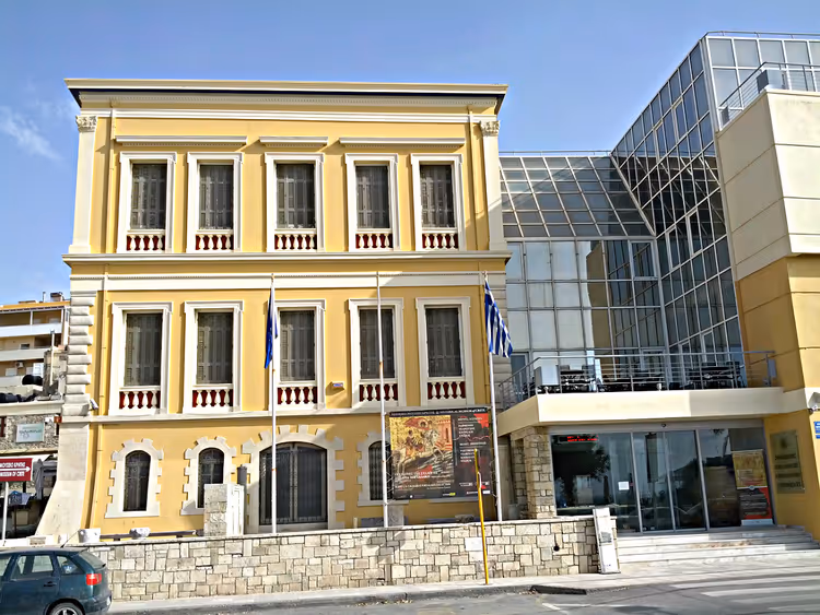 Kretas historiske museum, gul fasade og glassutbygging
