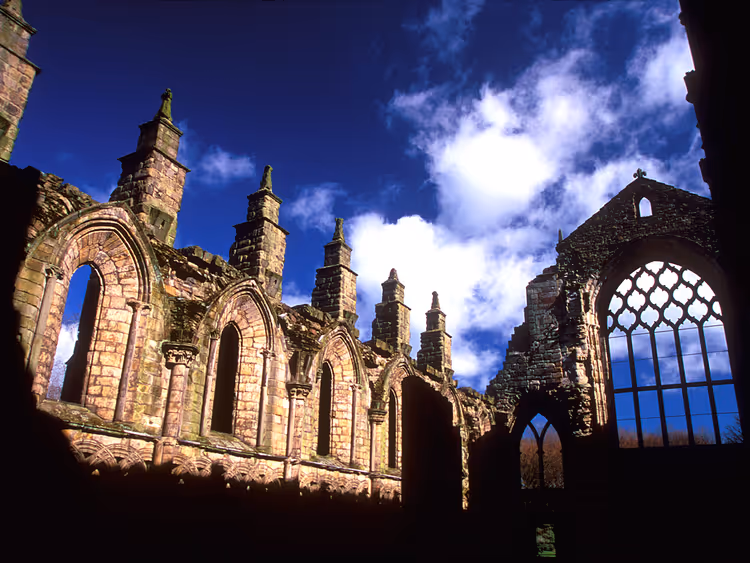 Gotik kemerli Holyrood Manastırı kalıntıları