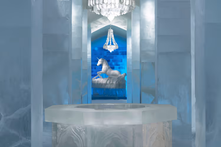 Isrom på Icehotel med enhjørningskulptur og lysekrone