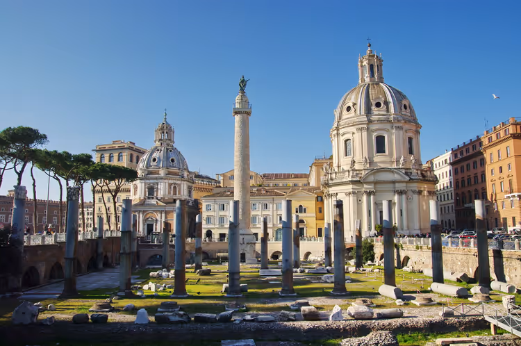 Roma'daki forum kalıntıları arasında Trajan Sütunu