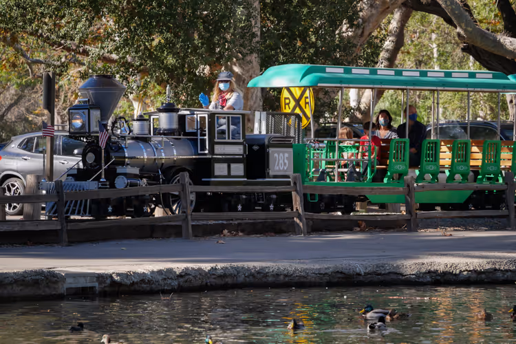 Irvine Park Railroad-toget i parken
