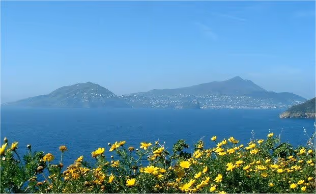 Denizden görülen Ischia adası