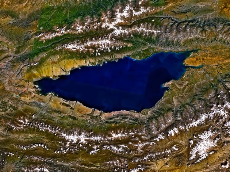 Satellittbilde av Issyk-Kul-sjøen i Tian Shan-fjellene