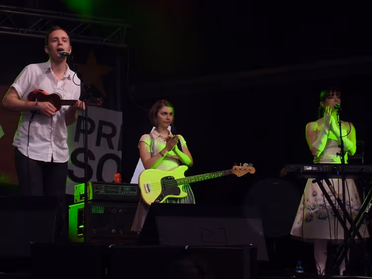 Drei Musiker treten auf der Bühne beim Primavera Sound auf