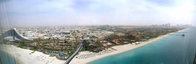 Panoraama Jumeirah Beachistä ja Burj Al Arabista