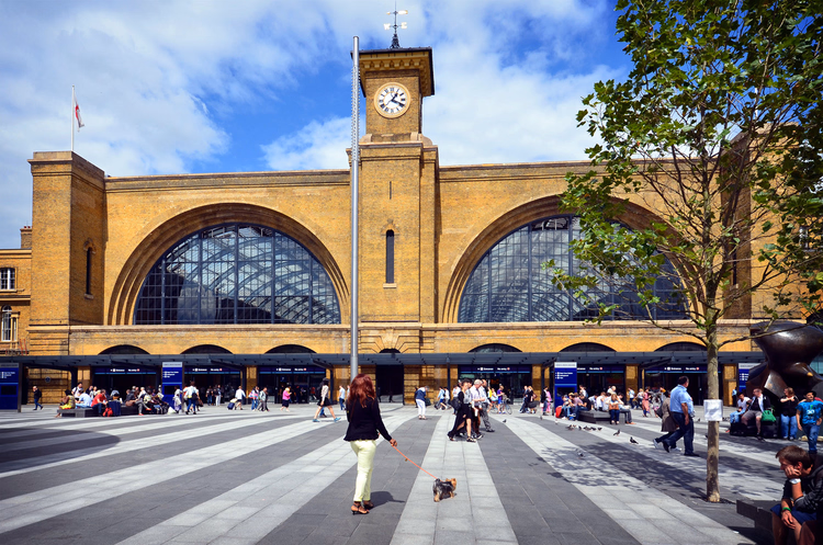 Fassade des Bahnhofs King's Cross mit Uhrturm