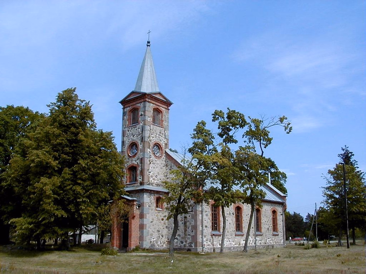 Steinkirche im Dorf Kolka im Sommer