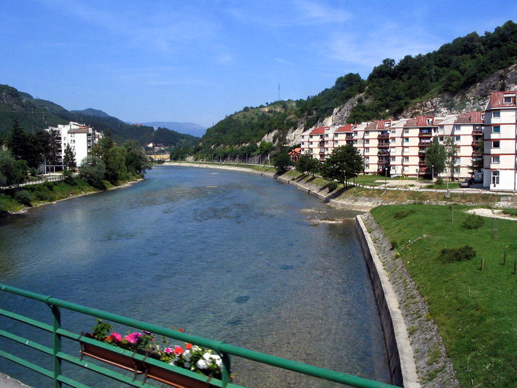 Neretva und Wohnhäuser von Konjic