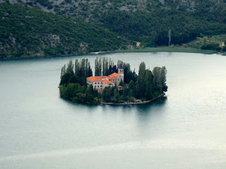 Piccola isola con un monastero al centro del Lago di Visovac