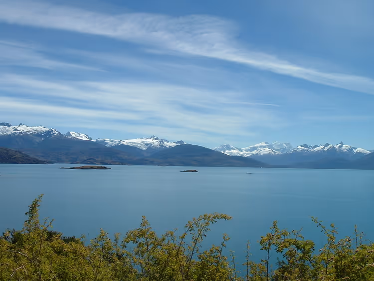 Karlı Patagonya dağları arasındaki General Carrera Gölü