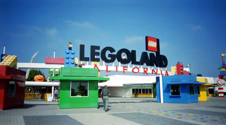 Inngangen til Legoland California med et stort LEGO-skilt