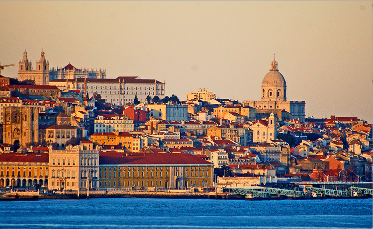Панорама Лиссабона с реки Тежу на закате