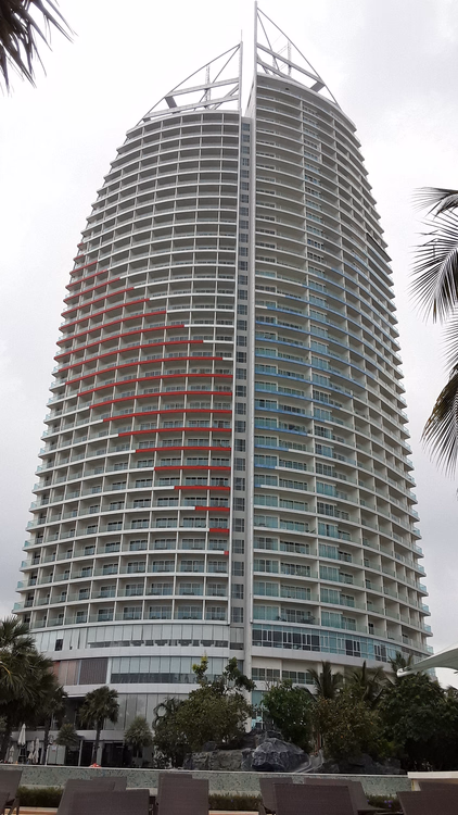 Witte hoogbouw hoteltoren met rode balkons