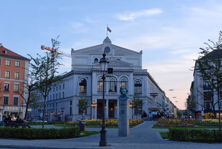 Théâtre du Gärtnerplatz à Munich le soir sur la place