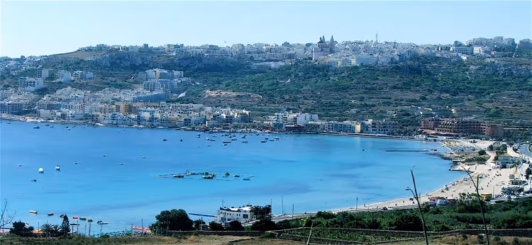 بانوراما لشاطئ وخليج مليحة في مالطا