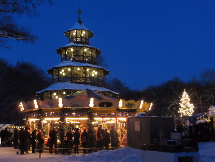 Tour chinoise enneigée avec un carrousel le soir