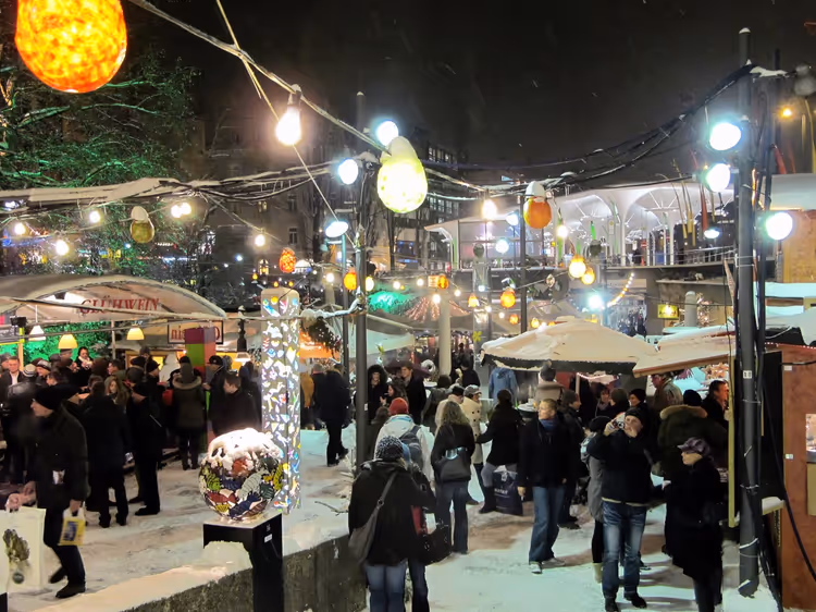 Münchner Freiheit'te Schwabing Noel pazarı