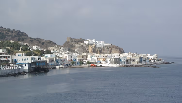 Weiße Häuser auf dem vulkanischen Nisyros