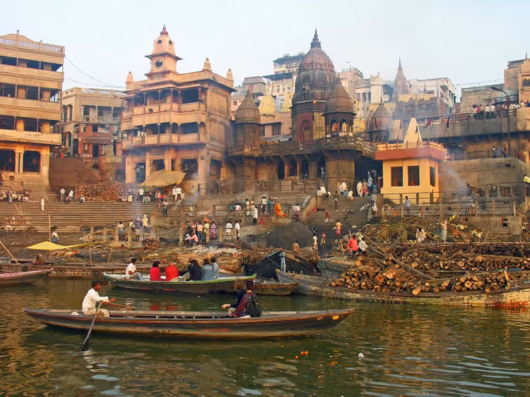 Manikarnika Ghat in Varanasi met boten en stapels brandhout
