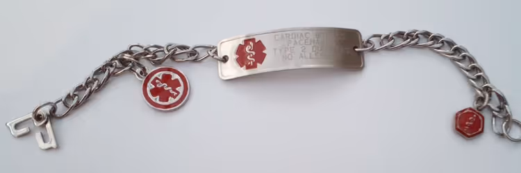 Medisch waarschuwingsarmband met gravure en rood embleem