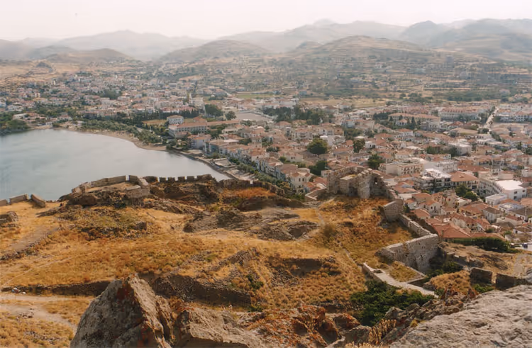 Panorama van Myrina op Lemnos met baai en vesting