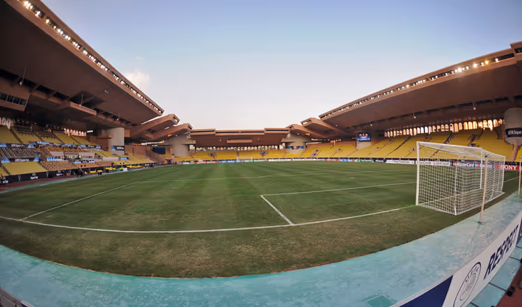 Fotballbane og tribuner på Stade Louis II