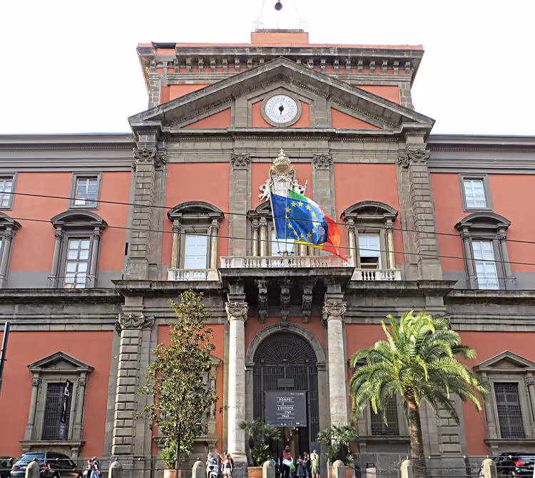 Napoli Ulusal Arkeoloji Müzesi'nin cephesi