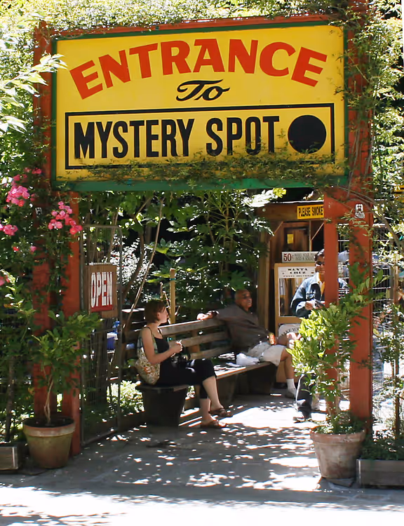 Tabela ve ziyaretçilerle Mystery Spot girişi