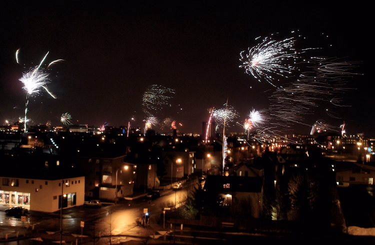Silvesterfeuerwerk über Reykjavik bei Nacht