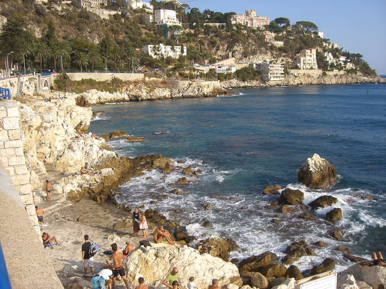 Rotsachtig Coco Beach bij Cap de Nice