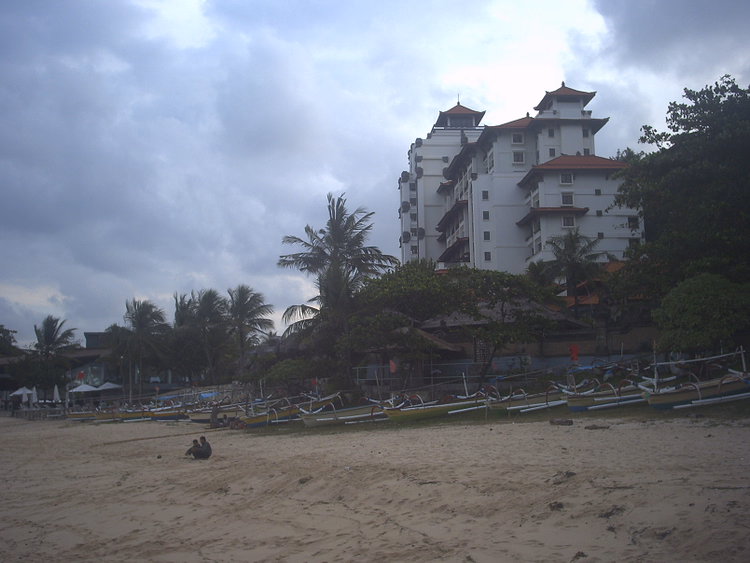 Strand met boten bij Hotel Nikko
