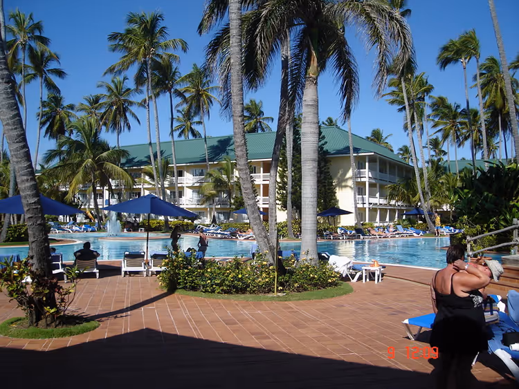 Бассейн и пальмы в отеле Barcelo Bavaro