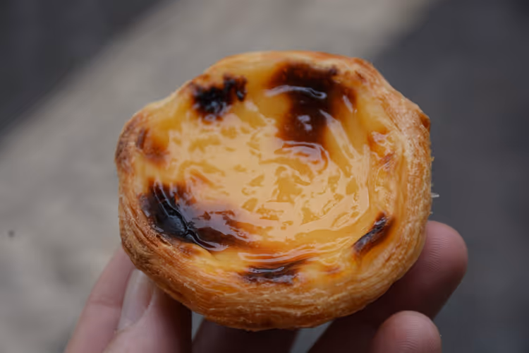 Portugiesische Pastéis de nata mit Zimt