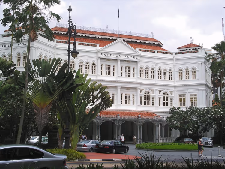 Kolonialfassade des Raffles Hotel in Singapur