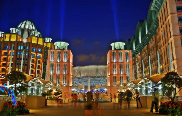 Ночная площадь Resorts World Sentosa с прожекторами
