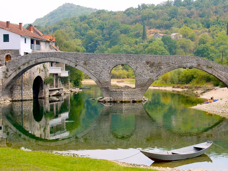 Oude stenen brug over de rivier in Rijeka Crnojevića