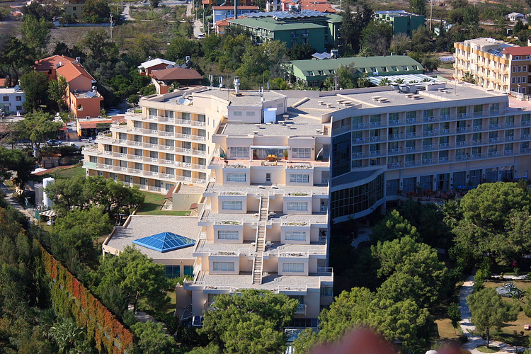 Корпус отеля Rixos Beldibi среди сосен