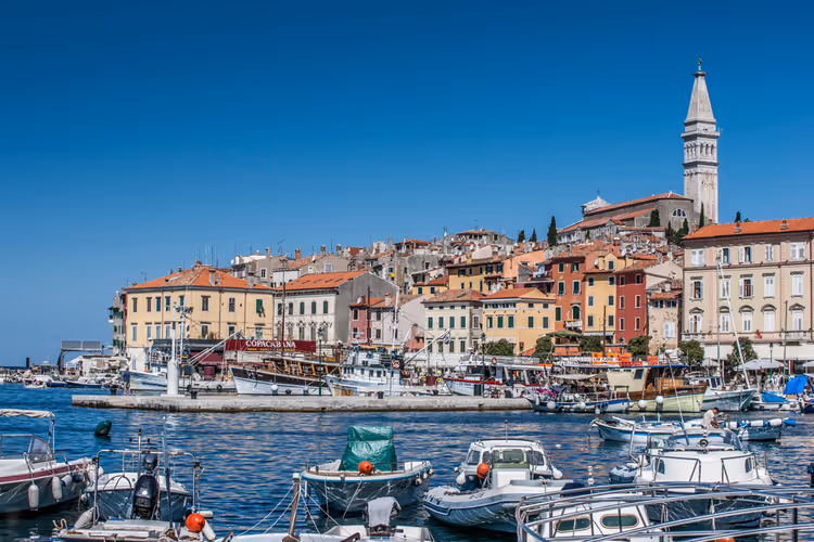 Hafen von Rovinj mit Booten und Glockenturm
