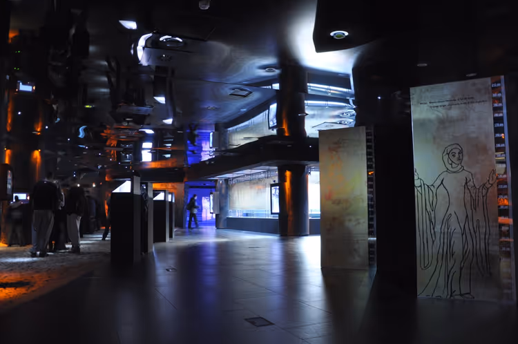 Musée souterrain Rynek avec une exposition et un éclairage modernes