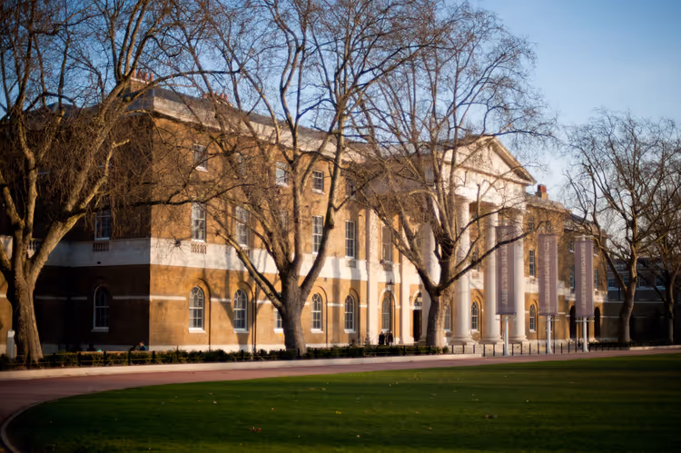 Saatchi Gallery-bygningen med søyler og bannere