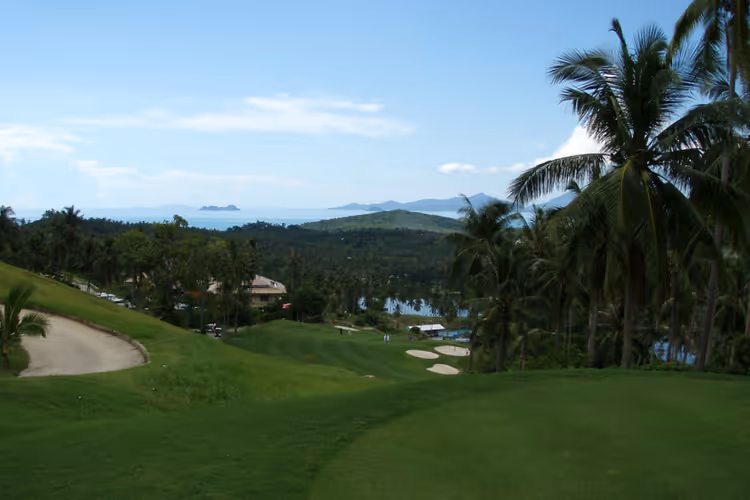 Golfbaan van Santiburi tussen palmbomen met zeezicht