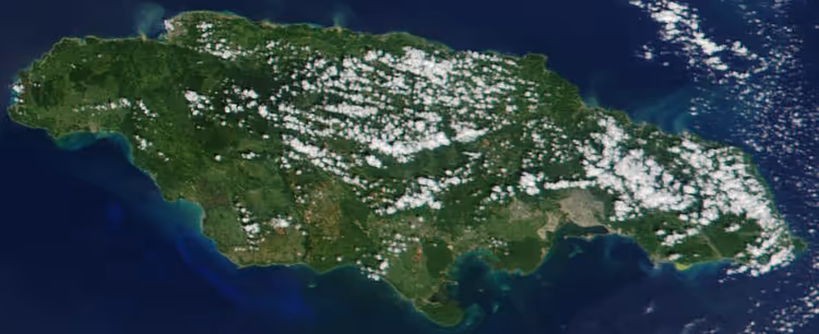 Satellittbilde av Jamaica med skyer og hav