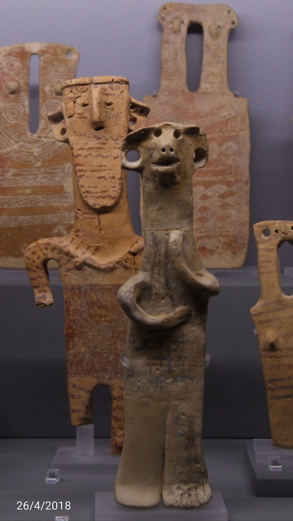 Cypriotische kleifiguren uit de Bronstijd in een museum