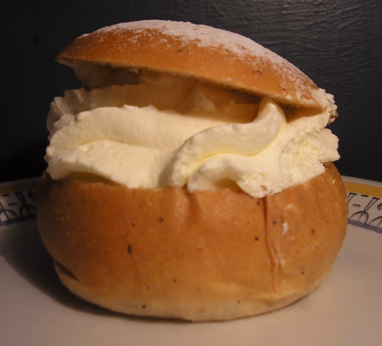 Шведская булочка Semla с марципаном и сливками