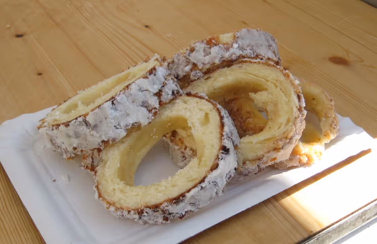 Gesneden trdelník met poedersuiker op papier