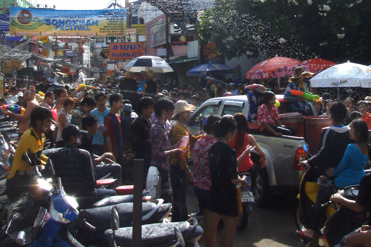 Multidão a celebrar o Songkran na Chaweng Street