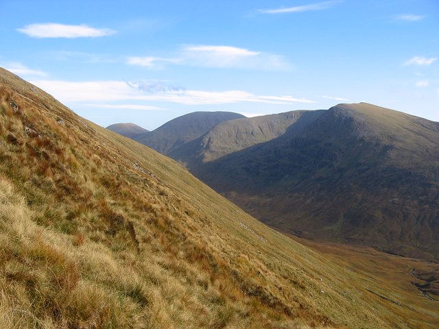 Berghänge und Tal in den schottischen Highlands