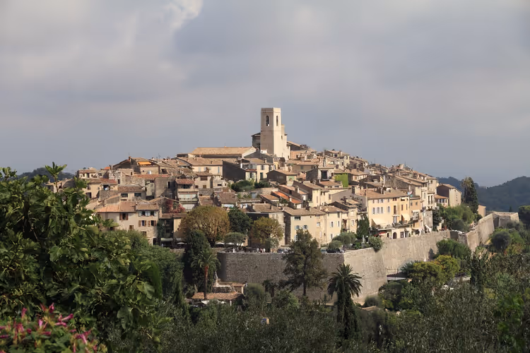 Saint-Paul-de-Vence op een heuvel met toren en muur